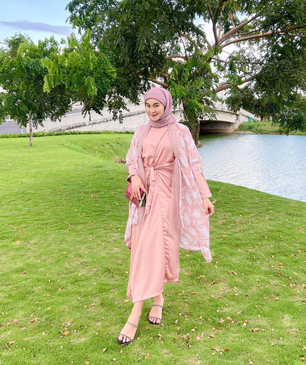 10 Ide OOTD Hijab Nuansa Pink ala Bellatrix Firstqila, Terlihat Manis!