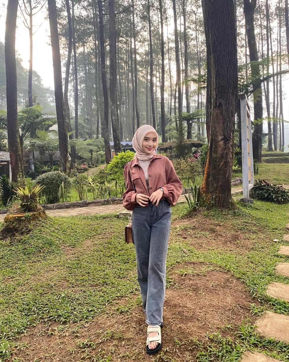 8 Ide Styling Celana Jeans ala Faradithya Putri Lakcyta, Trendi!