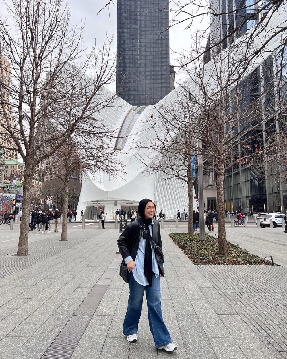 8 Ide Styling Outfit Travelling ala Bella Attamimi, Super Stylish!
