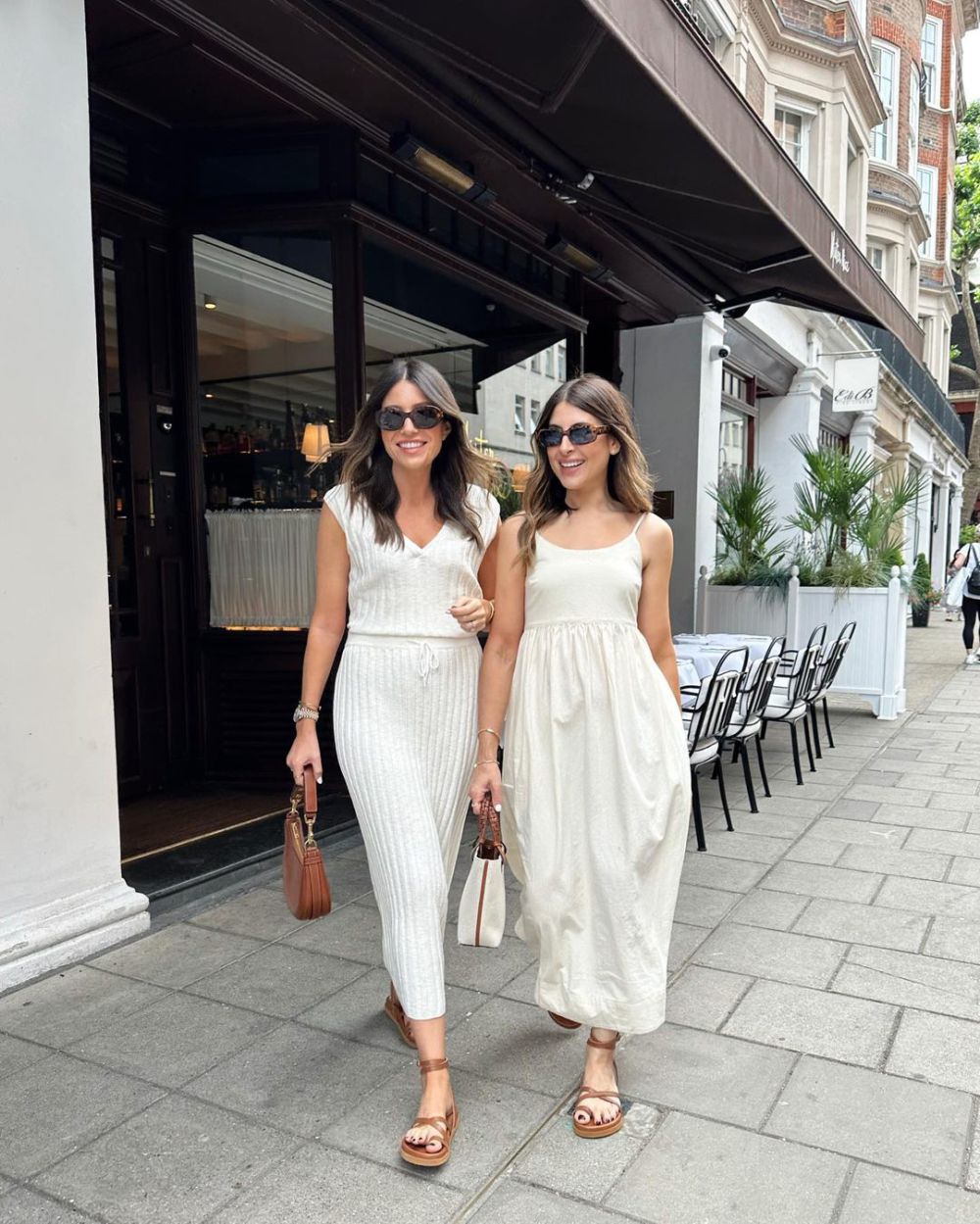 9 Inspirasi Outfit dari Sarah dan Philippa, Gadis Kembar yang Kece!