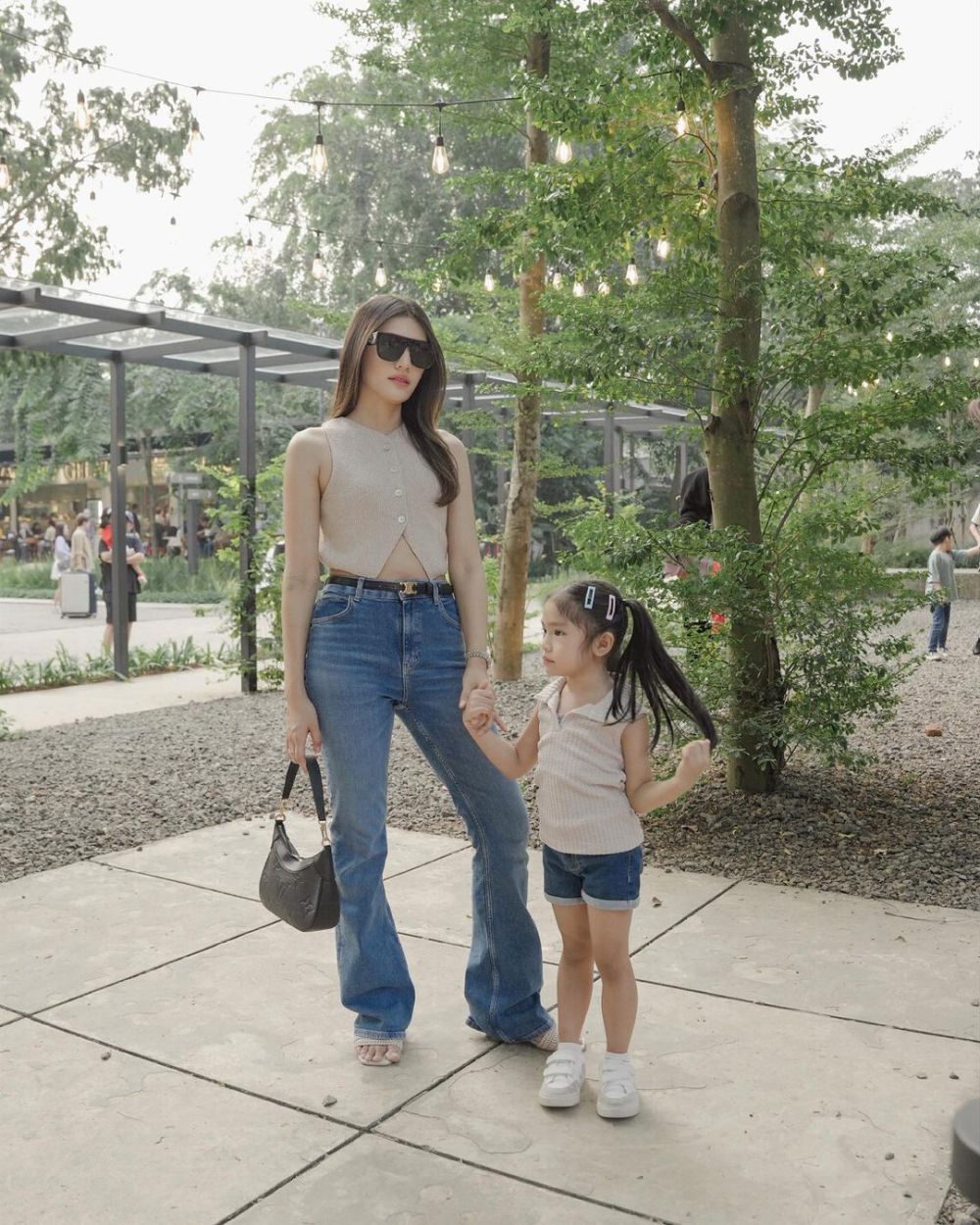 9 Style OOTD Ibu dan Anak ala Anissa Aziza dan Alinea, Kece Abis!