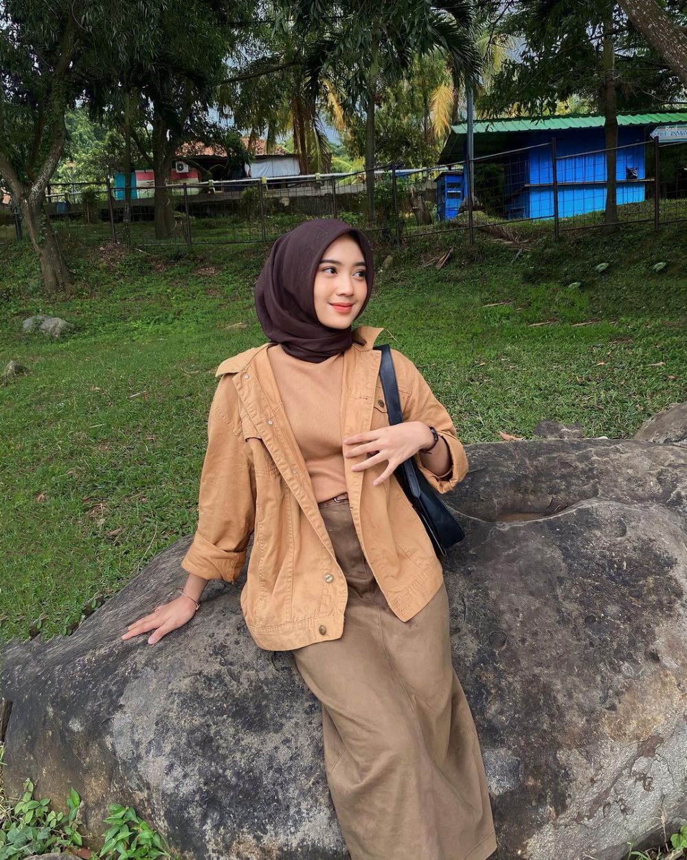 7 OOTD Hijab Earth Tone Color ala Faradithya Putri Lakcyta, Stylish!