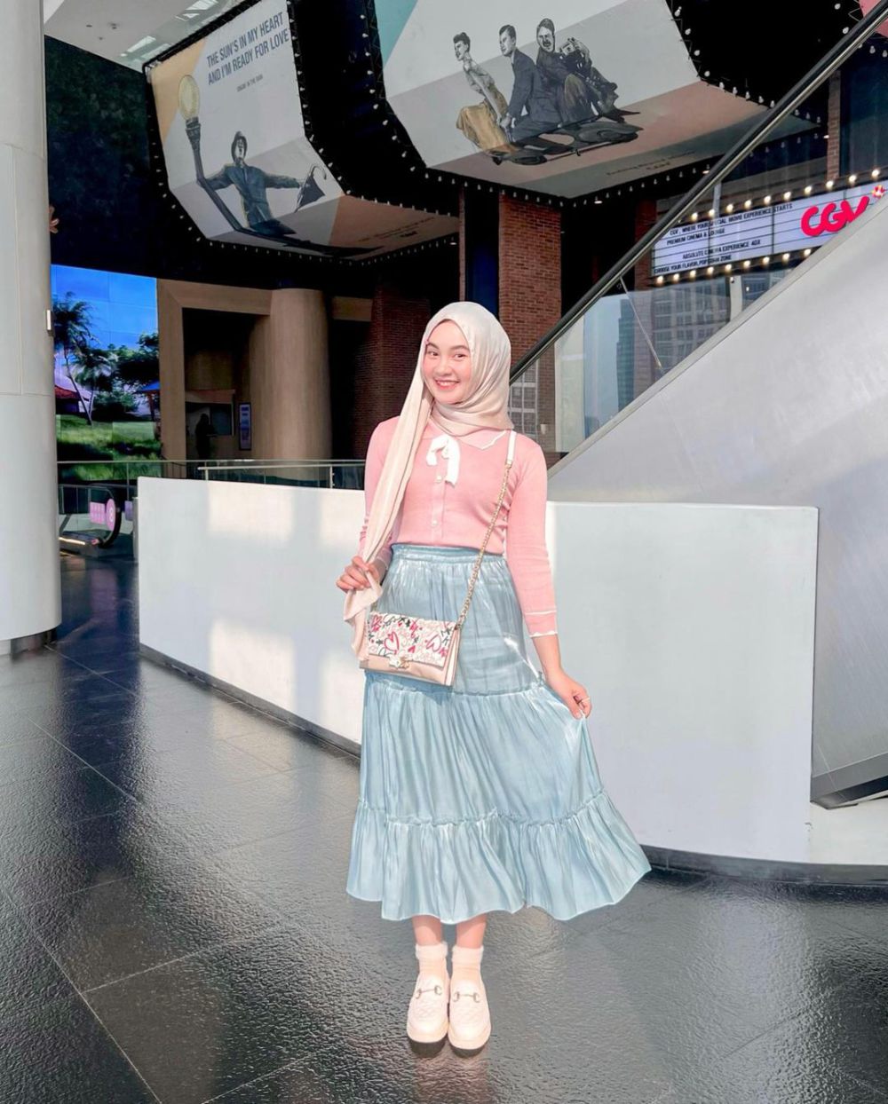10 Ide OOTD Hijab Nuansa Pink ala Bellatrix Firstqila, Terlihat Manis!