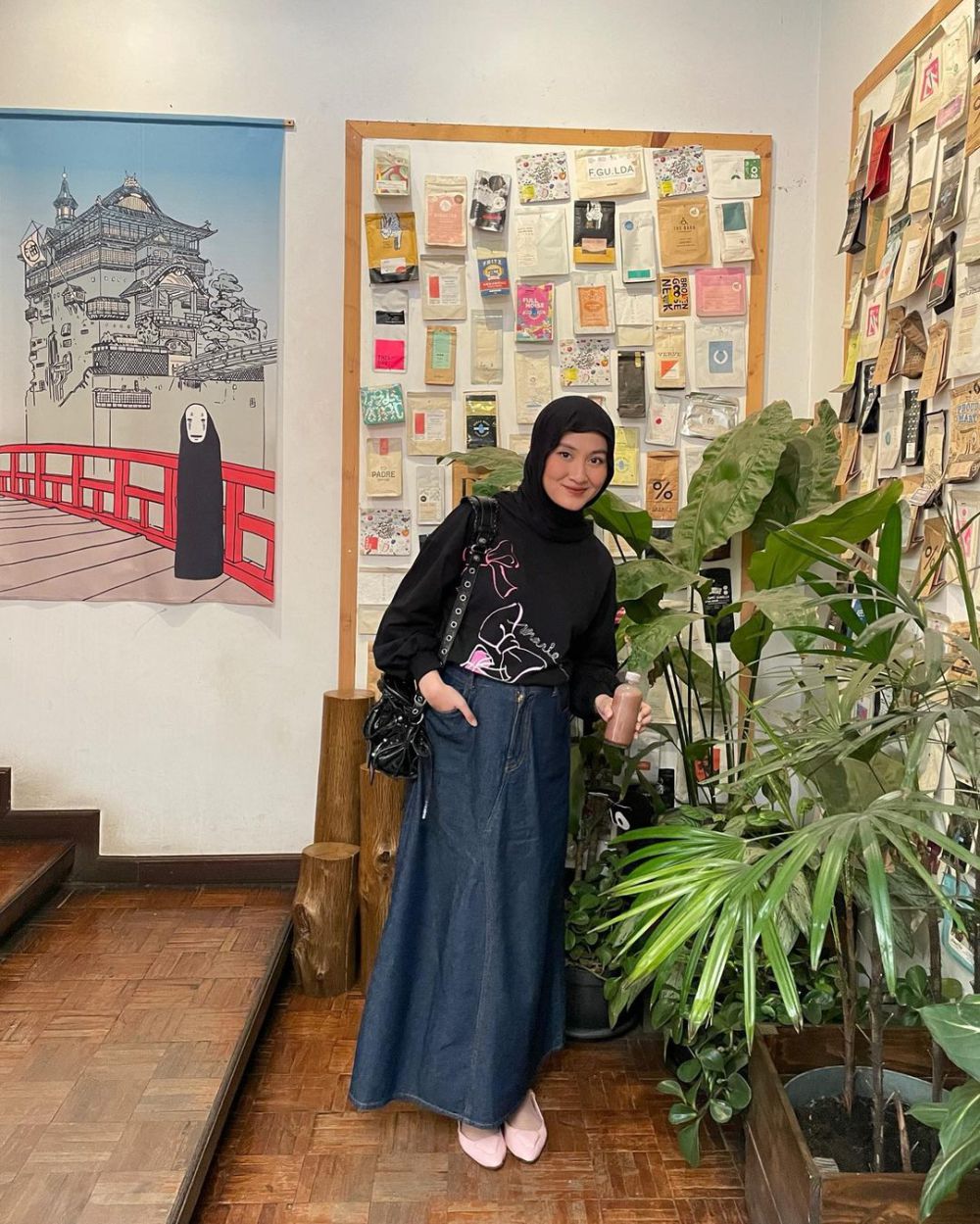 10 OOTD Hijab Serba Hitam ala Inas Rana yang Gayanya Gak Monoton!