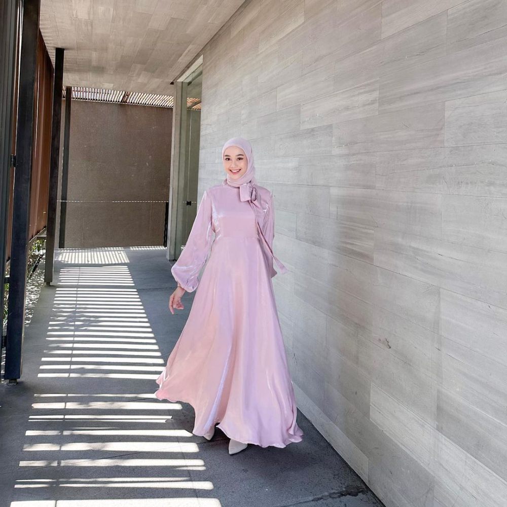 9 OOTD Hijab Nuansa Pink ala Ravira Naila Khansa, Menawan!