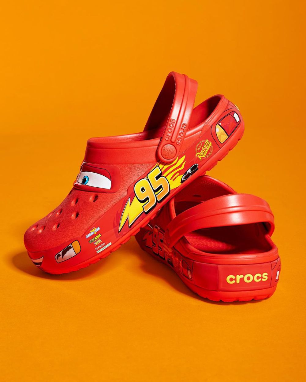 14 Potret Koleksi Duet Sepatu Crocs dengan Brand Dunia, Super Stylish!