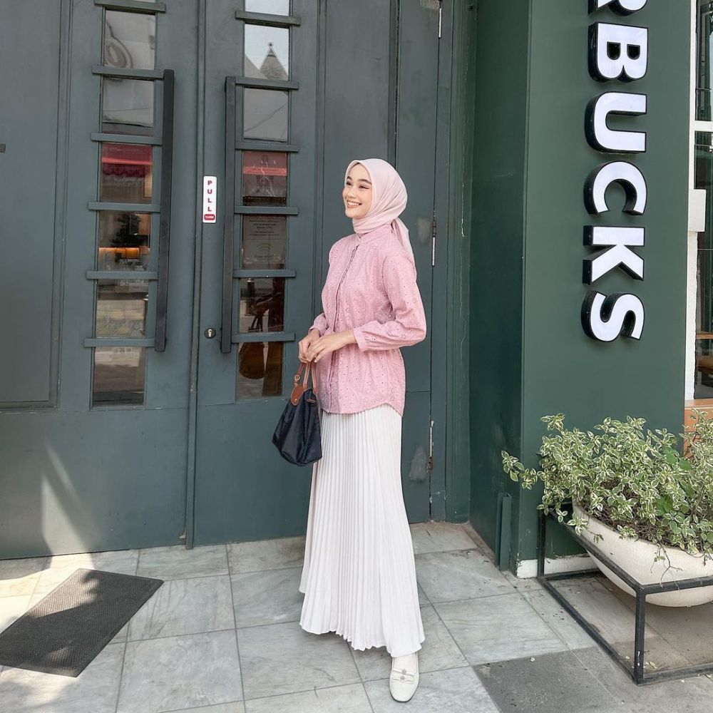 9 OOTD Hijab Nuansa Pink ala Ravira Naila Khansa, Menawan!