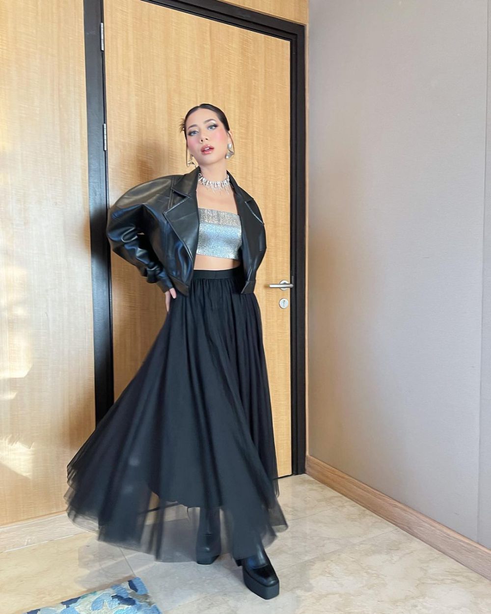 9 Styling Black Outfit ala Abel Cantika, Super Cool dan Baddas!