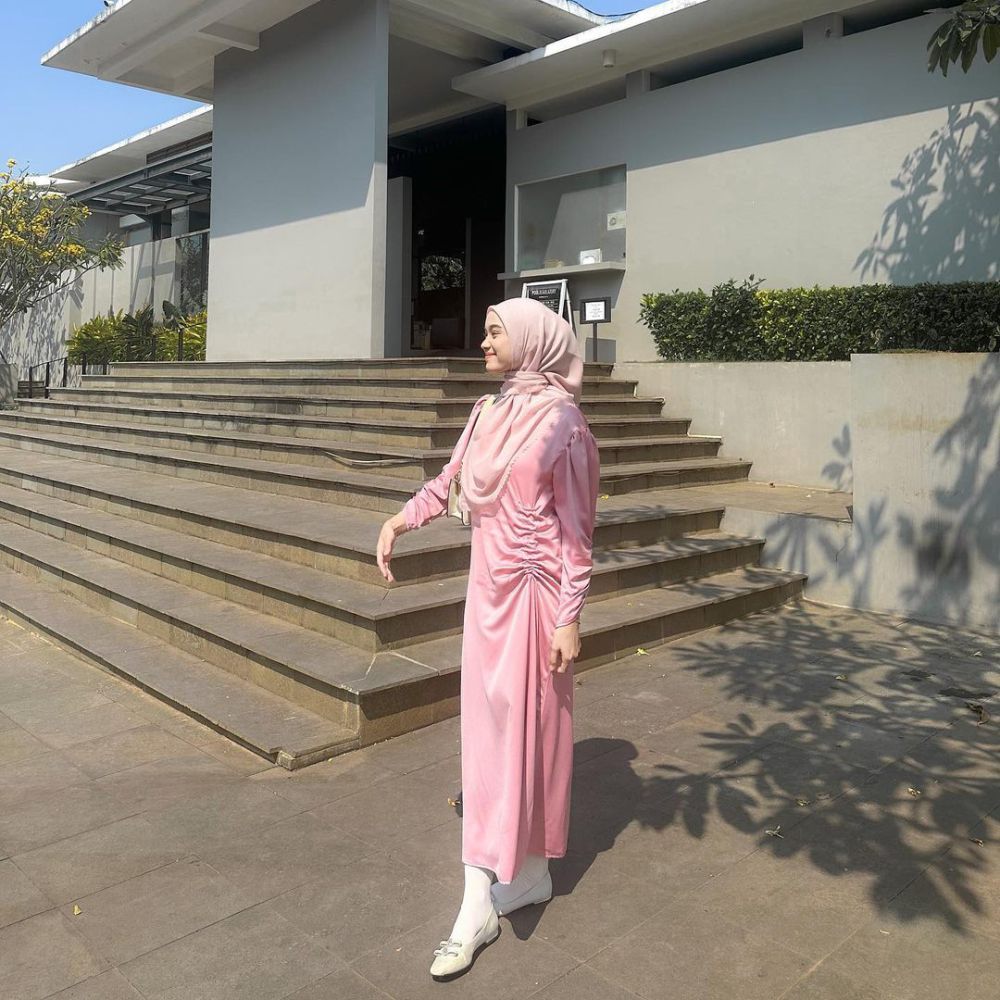 9 Ide Outfit Kondangan ala Ravira Naila Khansa, Anggun Banget!