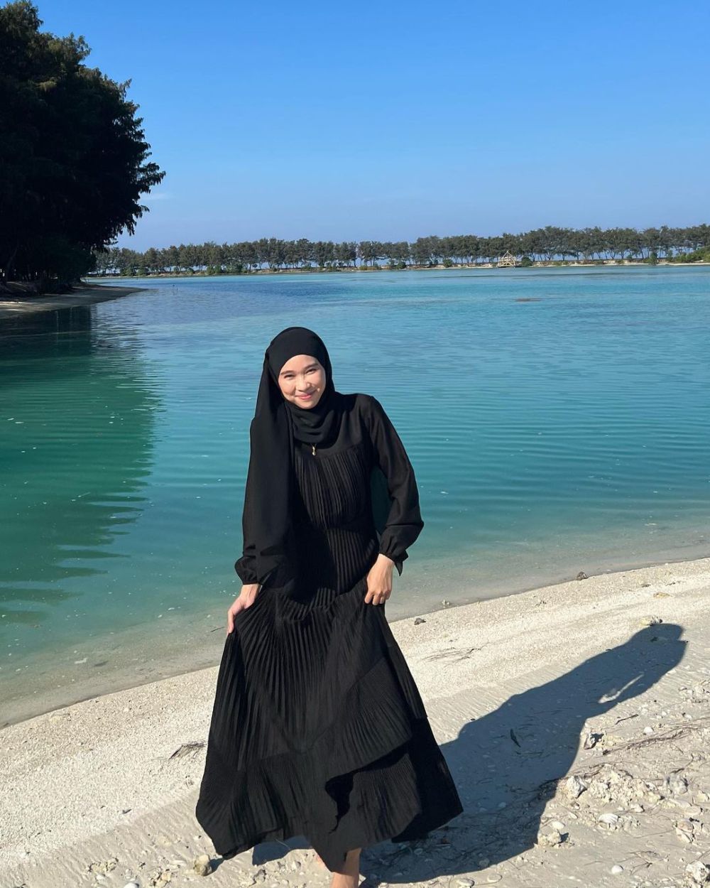 8 OOTD Hijab Mamba Style ala Astri Ratnasari, Stylish!