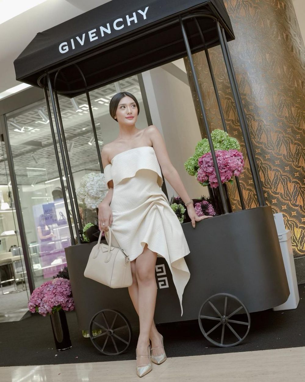 Style Outfit Elegan Ala Anissa Aziza, One Set Hingga Dress