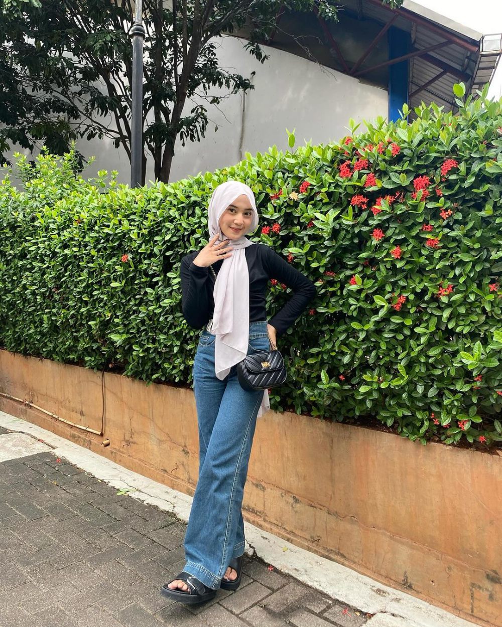 8 Ide Styling Celana Jeans ala Faradithya Putri Lakcyta, Trendi!