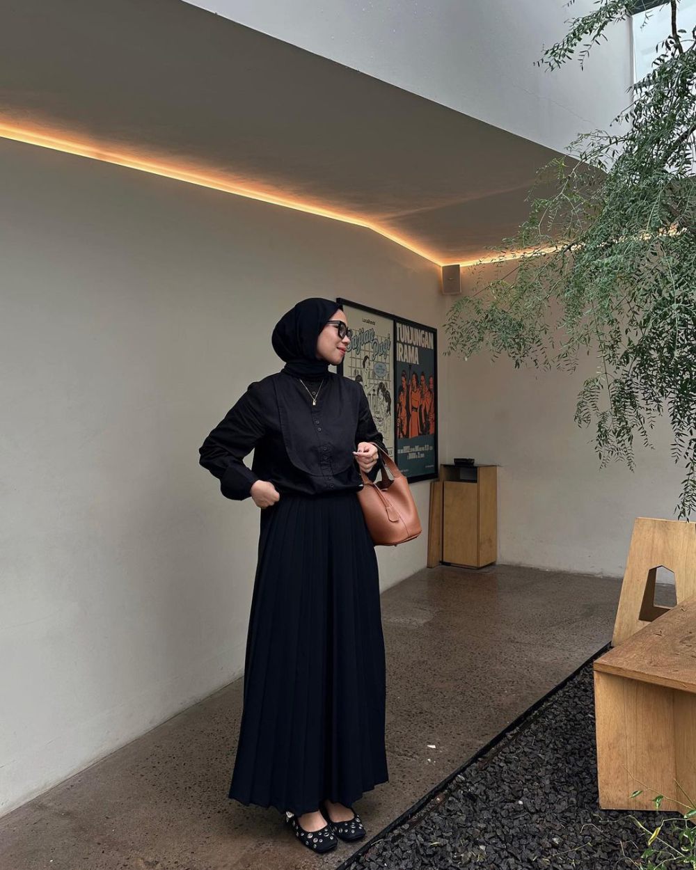 11 Kombinasi Black Outfit ala Fitri Hasiani, Favorit Cewek Mamba!
