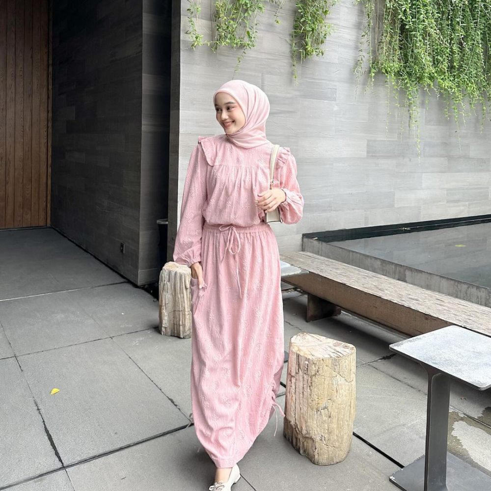 9 OOTD Hijab Nuansa Pink ala Ravira Naila Khansa, Menawan!