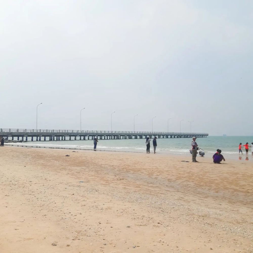 Pantai Dermaga Tuban, Suguhkan Pemandangan Sunset yang Indah