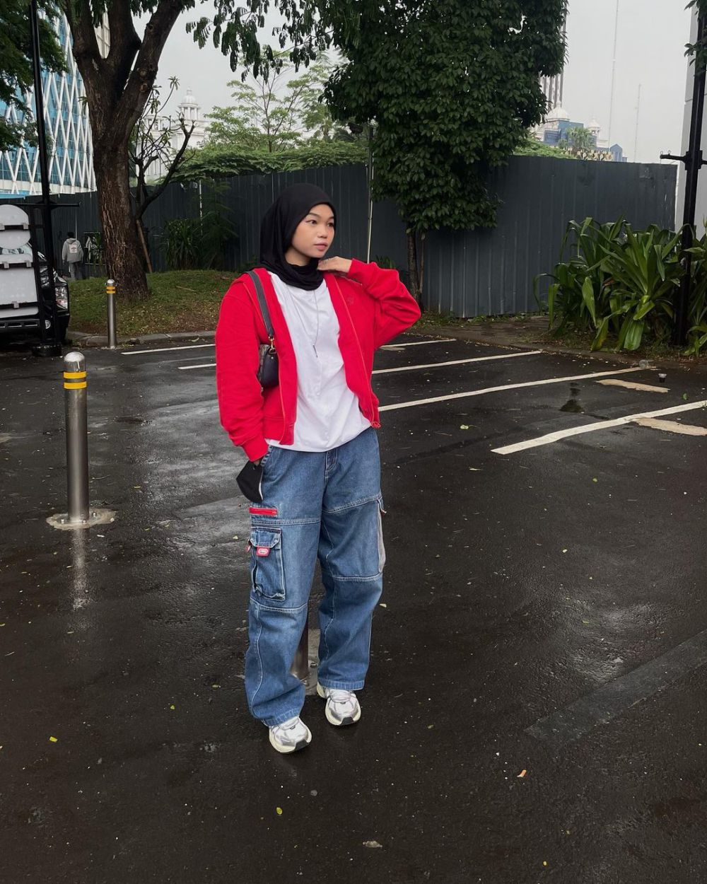 8 Ide OOTD Hijab Nuansa Merah ala Clara Yulia, Stunning Abis!