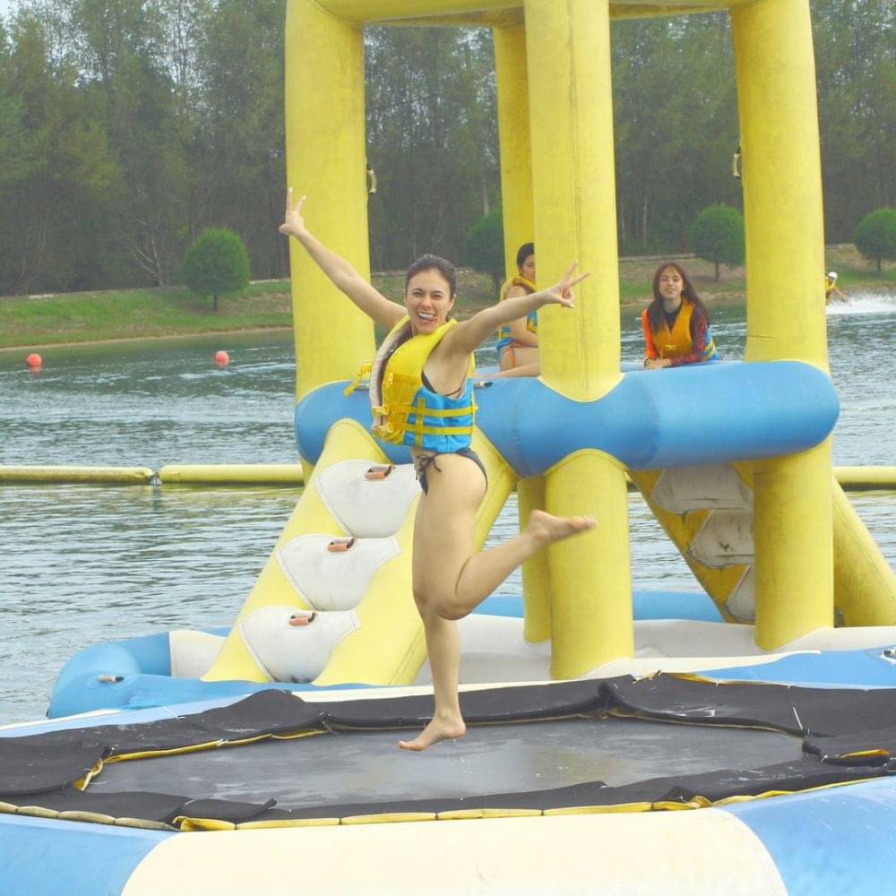 7 Potret Wulan Guritno Main Water Park Bareng Anak, Bak ABG!