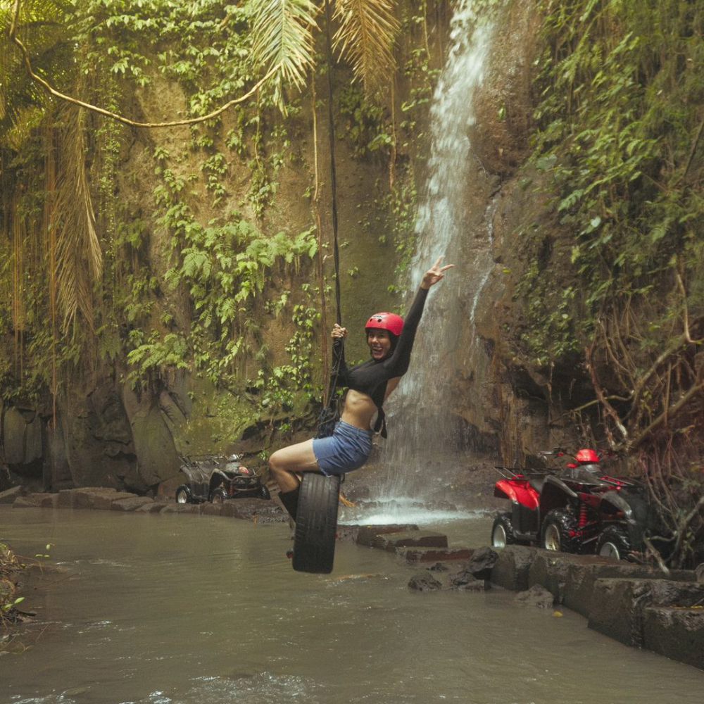 7 Potret Wulan Guritno Main Basah dan Kotor di Bali, Happy!