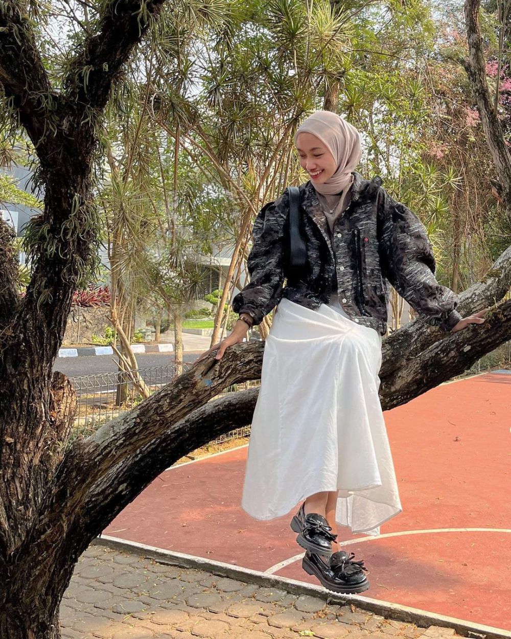 9 Ide Hangout Hijab dengan Bottom Putih ala Kana Zahra, Inspiring!