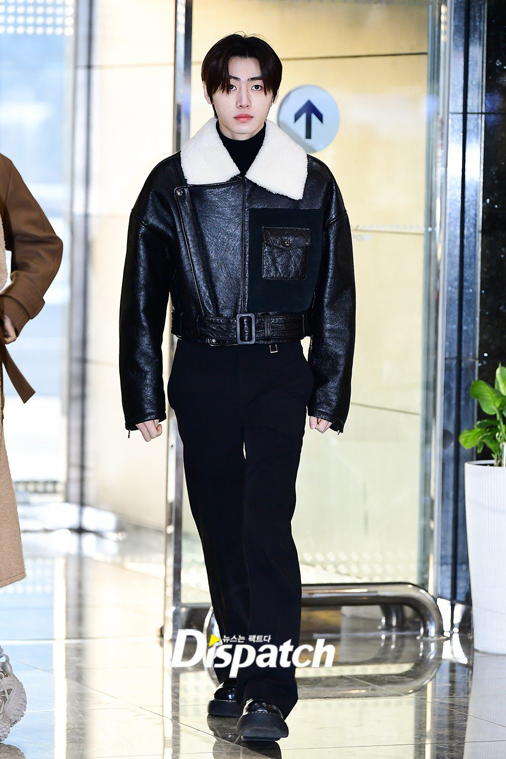 8 Gaya Airport Fashion ala Sunghoon ENHYPEN, Look Boyfriendable!
