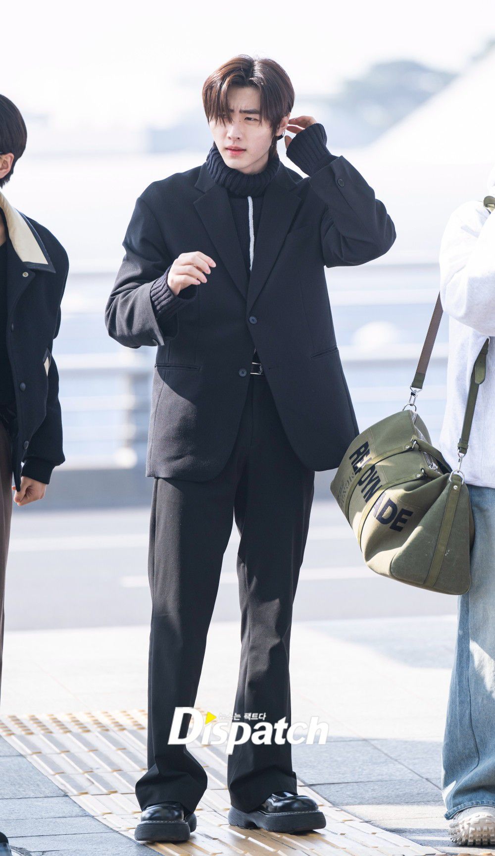 8 Gaya Airport Fashion ala Sunghoon ENHYPEN, Look Boyfriendable!