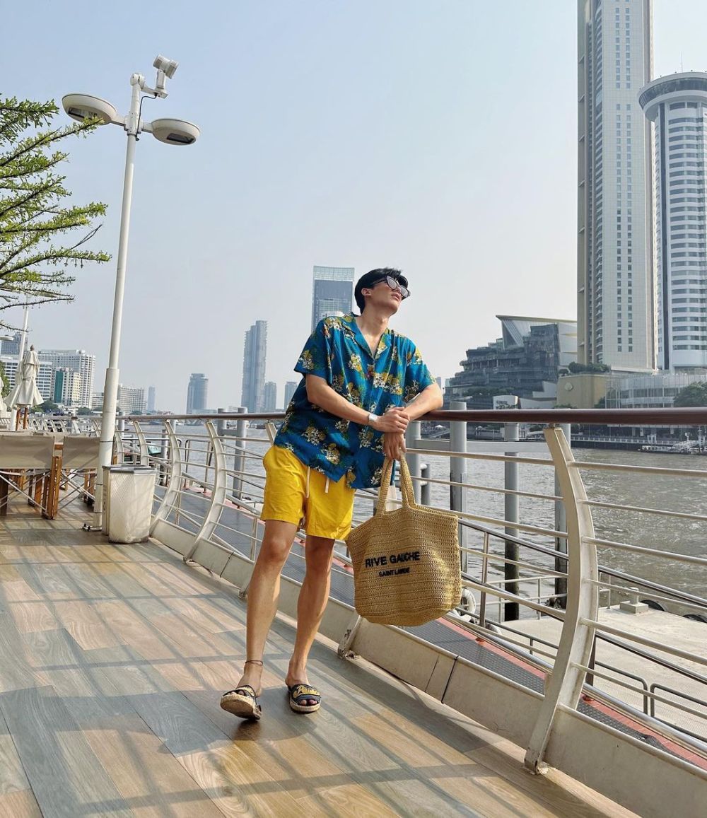 7 Inspirasi Outfit Short Pants ala Aktor Tay Tawan, Jadi Auto Kece!