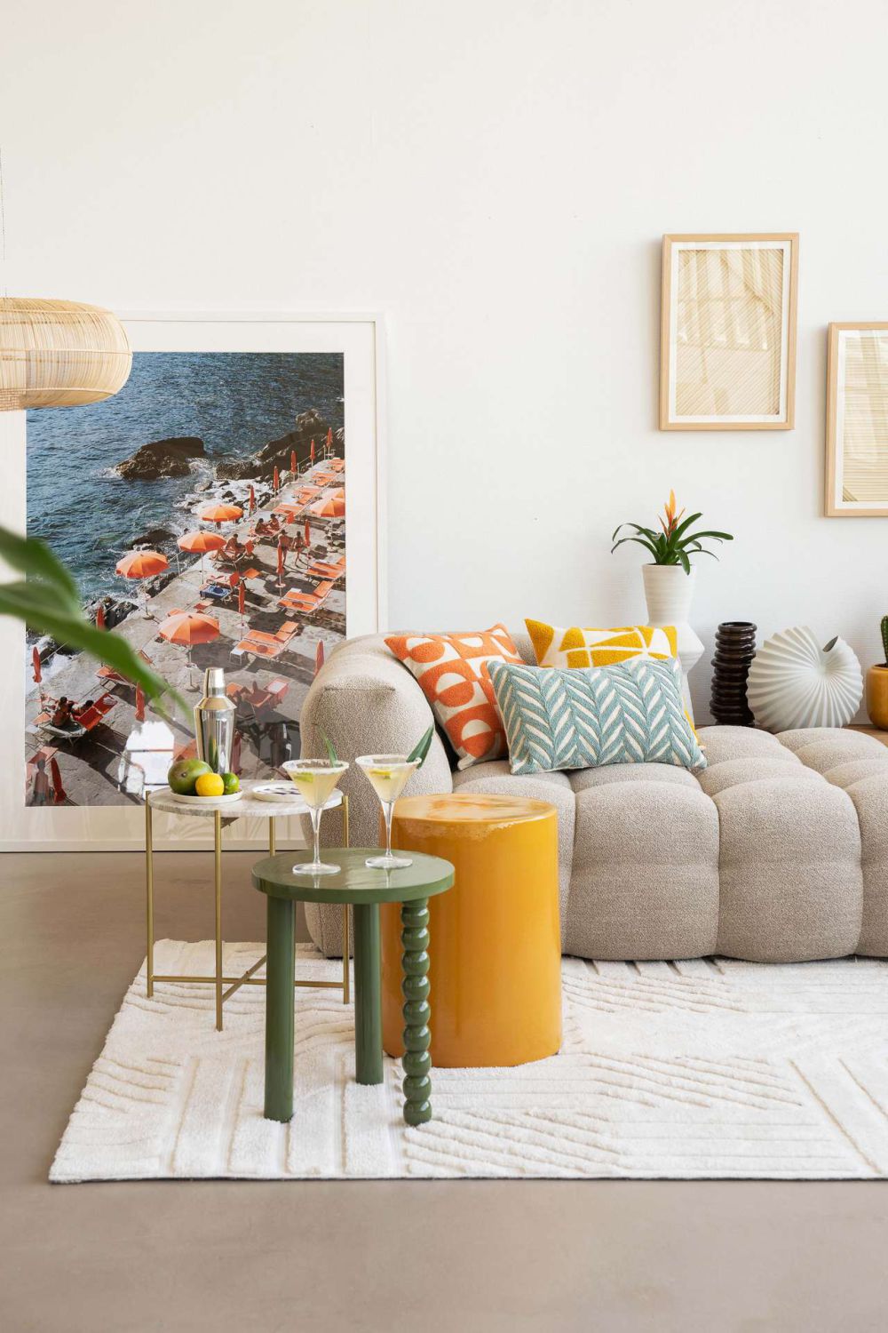 10 Ide Dekorasi Ruang Tamu dengan Sofa Lantai, Cozy and Aesthetic