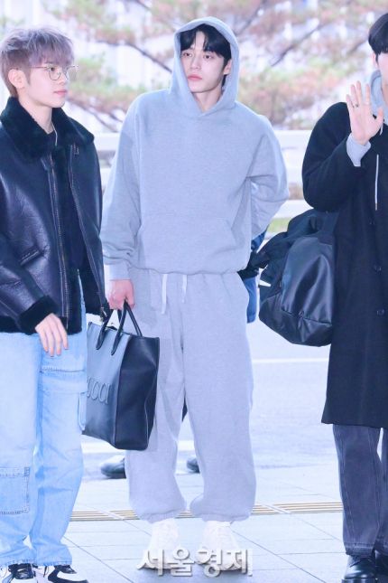 7 Ide Padu Padan Hoodie ala Kim Jiwoong ZB1, Super Stylish