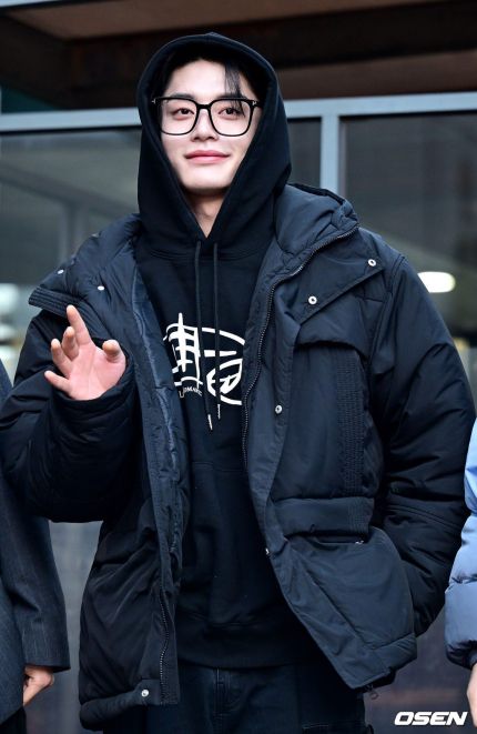 7 Ide Padu Padan Hoodie ala Kim Jiwoong ZB1, Super Stylish