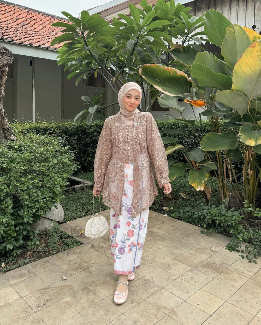 Outfit Kondangan Pakai Rok Batik Ala Meirani Amalia