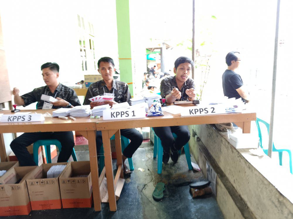 7 Potret Keseruan TPS 015 di Kabupaten Magelang, Siang Makin Ramai! 