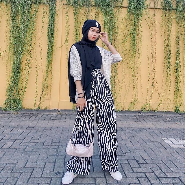 10 Ide Outfit Hijab Monokrom ala Clara Yulia yang Anti Boring!