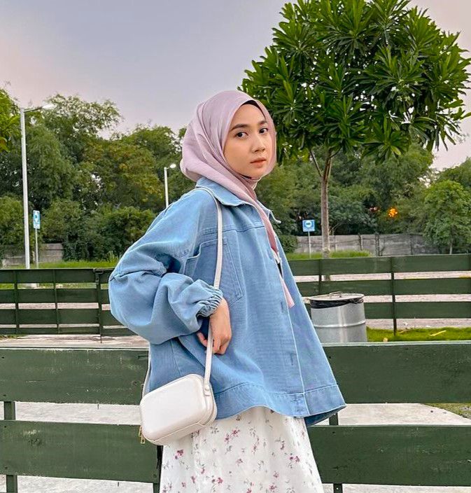 12 Warna Jilbab yang Cocok dengan Baju Biru Denim, Ada Banyak Pilihan!