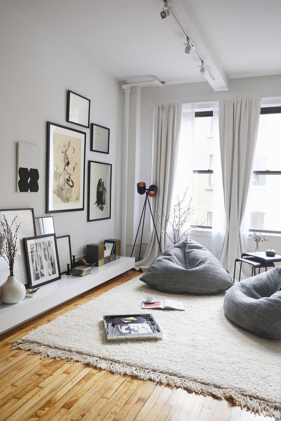 10 Ide Dekorasi Ruang Tamu Lesehan, Tetap Nyaman Meski Tanpa Sofa