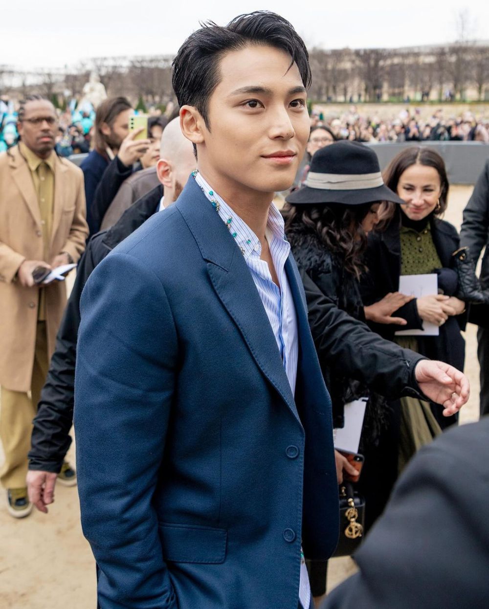 7 Potret Mingyu SEVENTEEN di Paris Fashion Week 2024