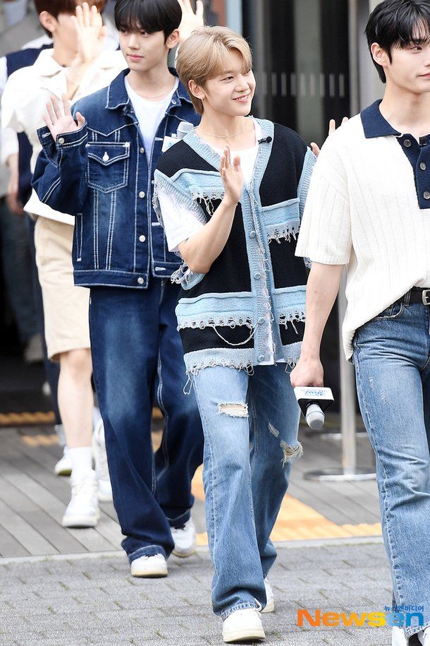 9 Ide OOTD Celana Jeans ala Seok Matthew ZB1, Trendi Abis