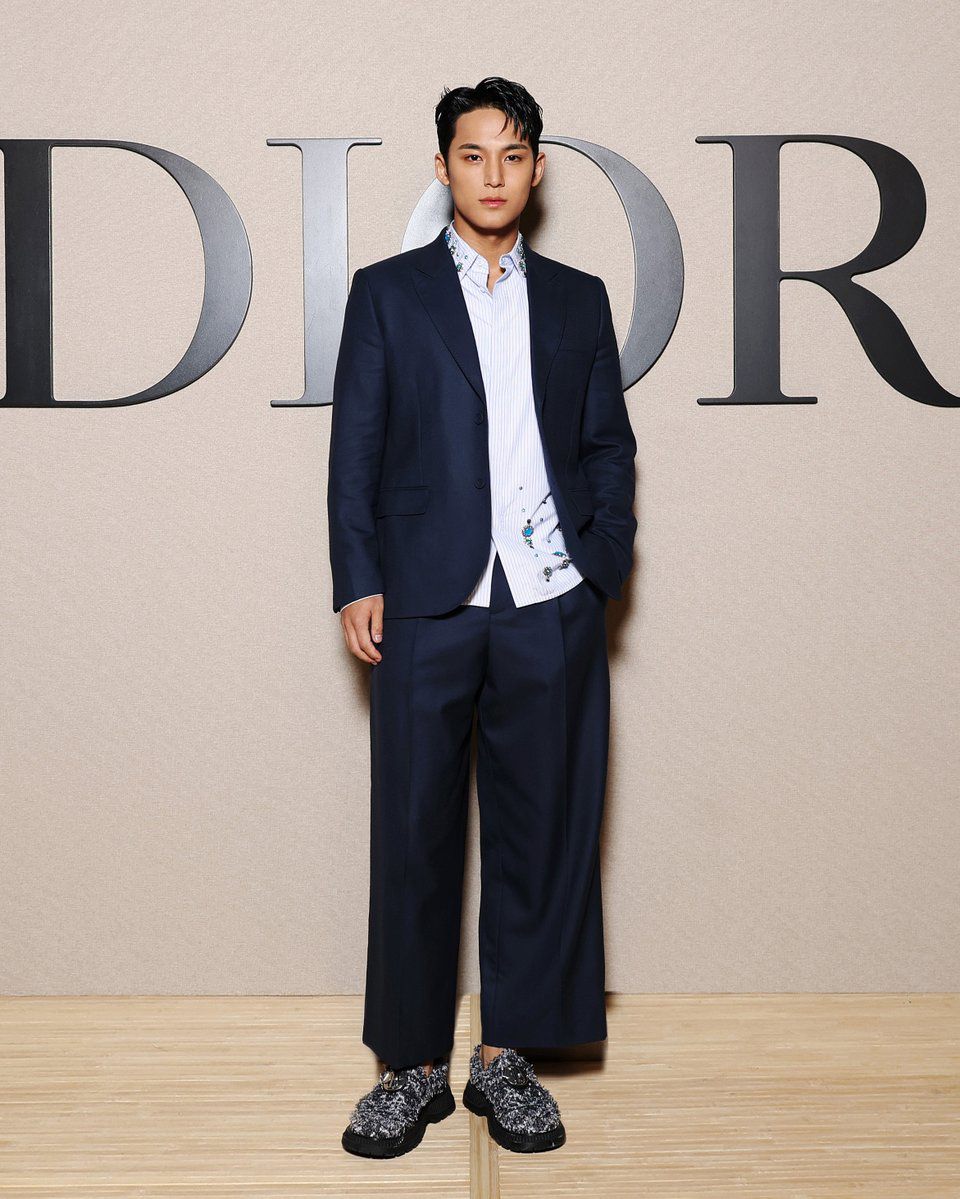 7 Potret Mingyu SEVENTEEN di Paris Fashion Week 2024