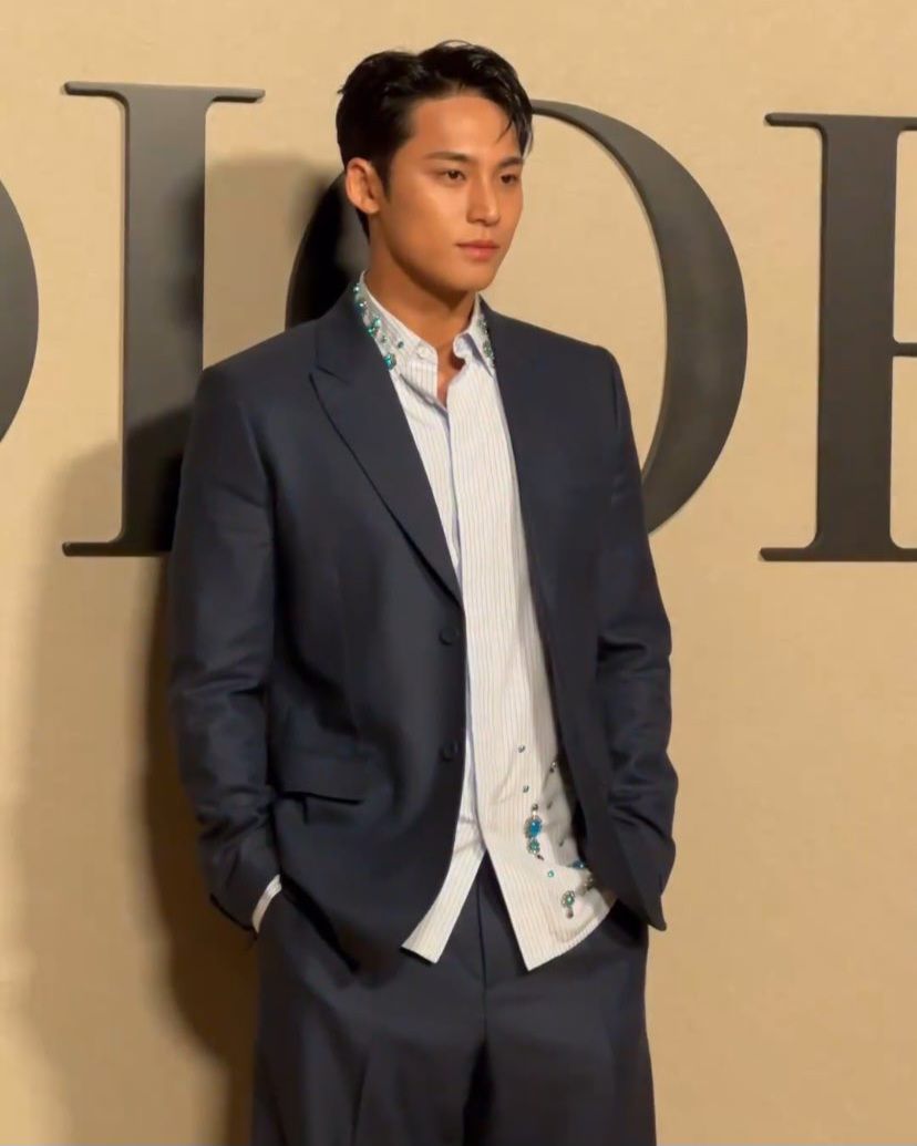 7 Potret Mingyu SEVENTEEN di Paris Fashion Week 2024