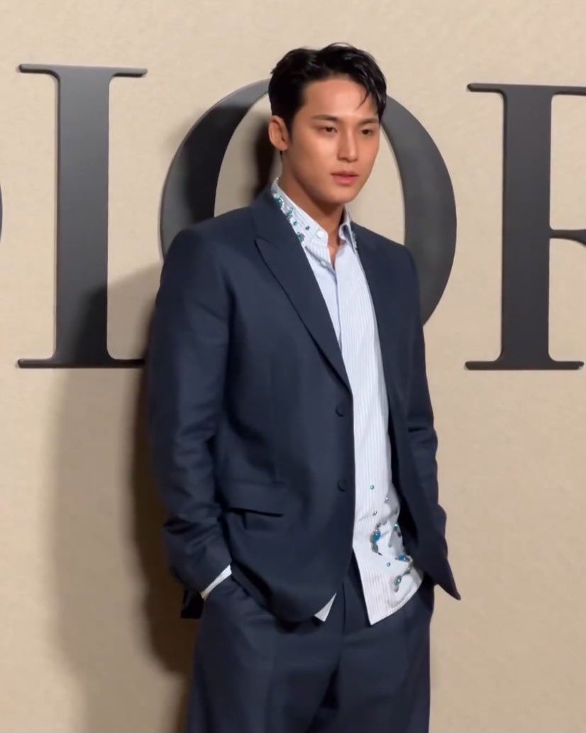 7 Potret Mingyu SEVENTEEN di Paris Fashion Week 2024