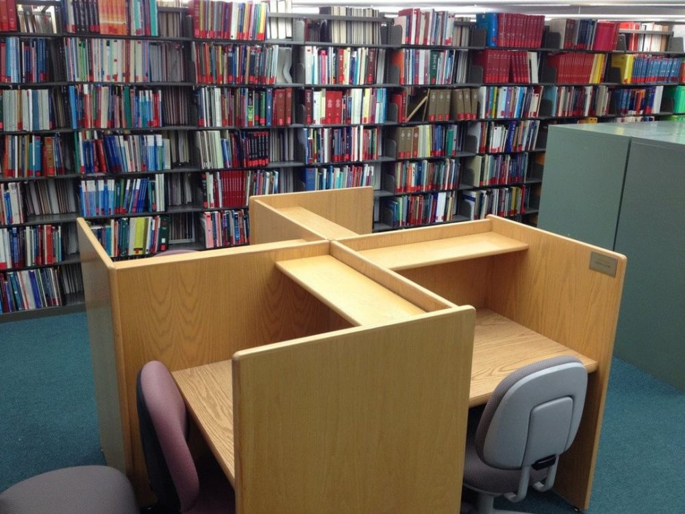 9 Momen Kocak yang Terjadi di Perpustakaan, Banyak Sign Lucu