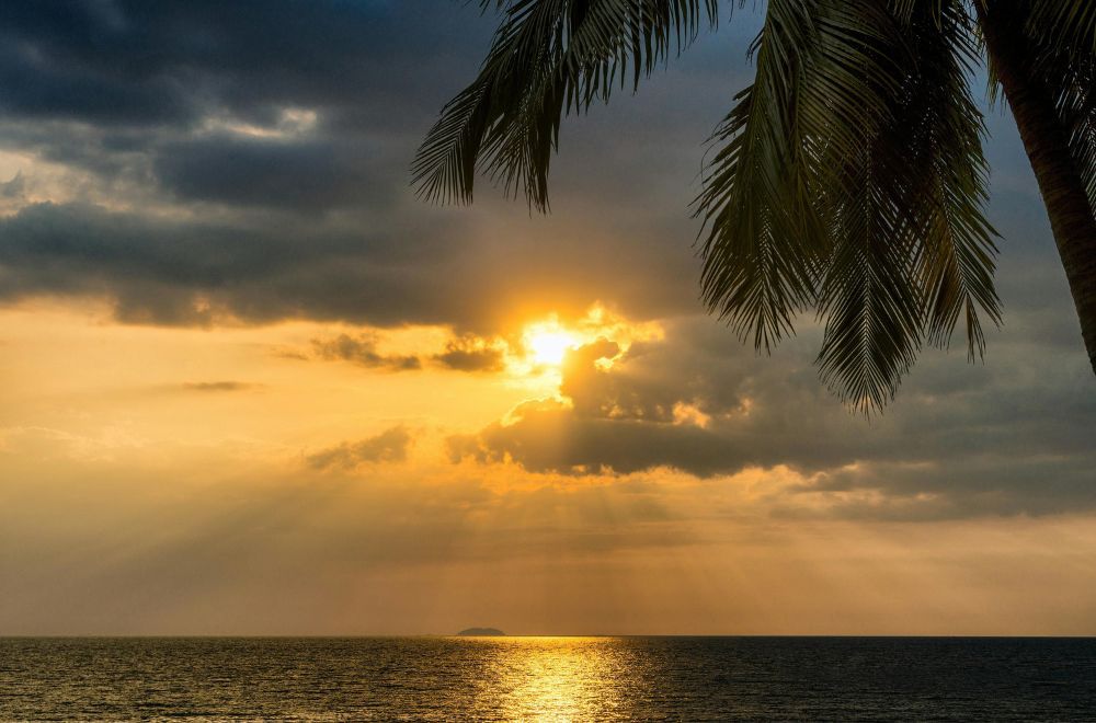 5 Alasan Mengapa Sunset dan Pantai Selalu jadi Lambang Romantisme