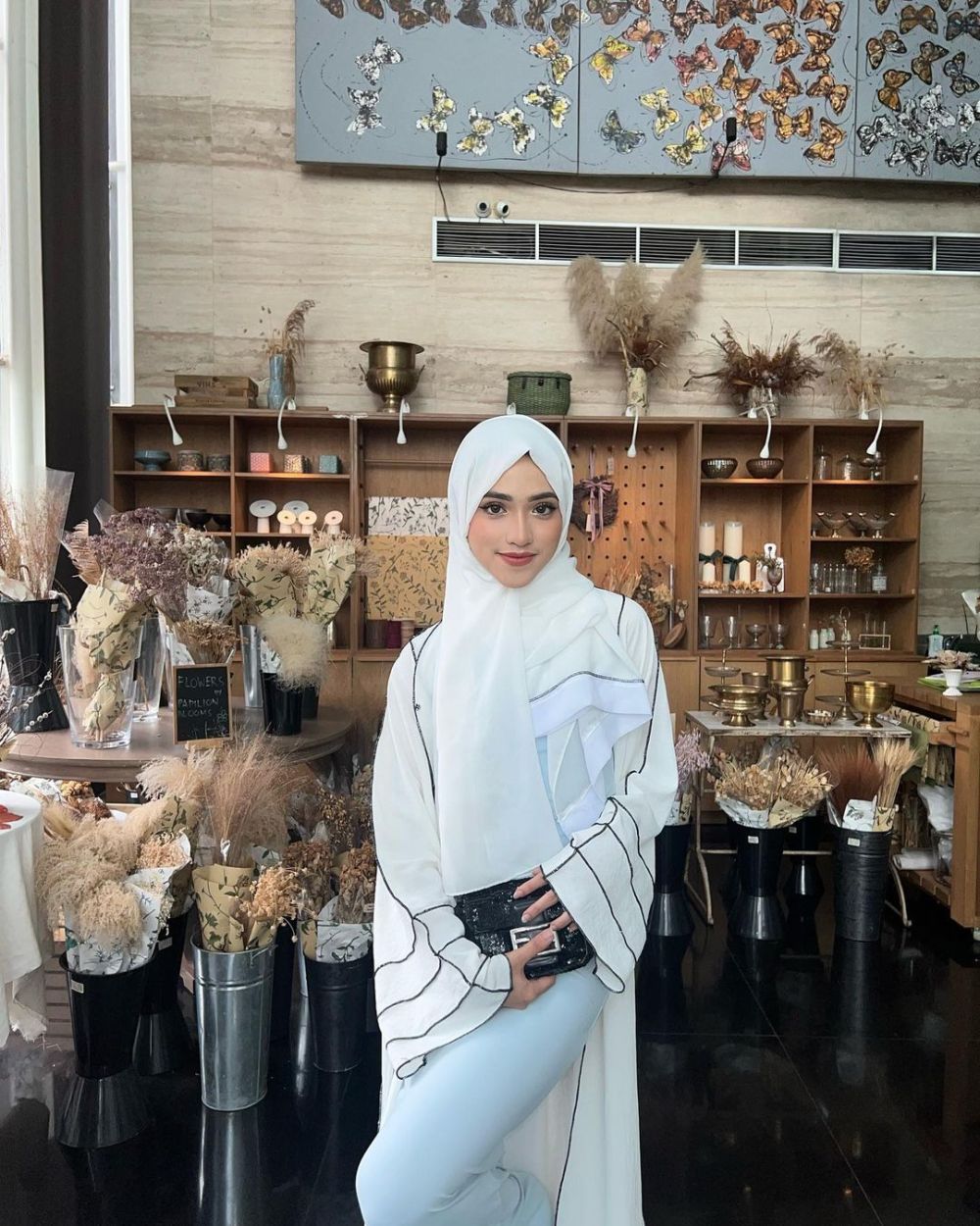 9 Gaya Outfit Kasual dengan Hijab Pashmina Dubai ala Shirin Al Athrus!