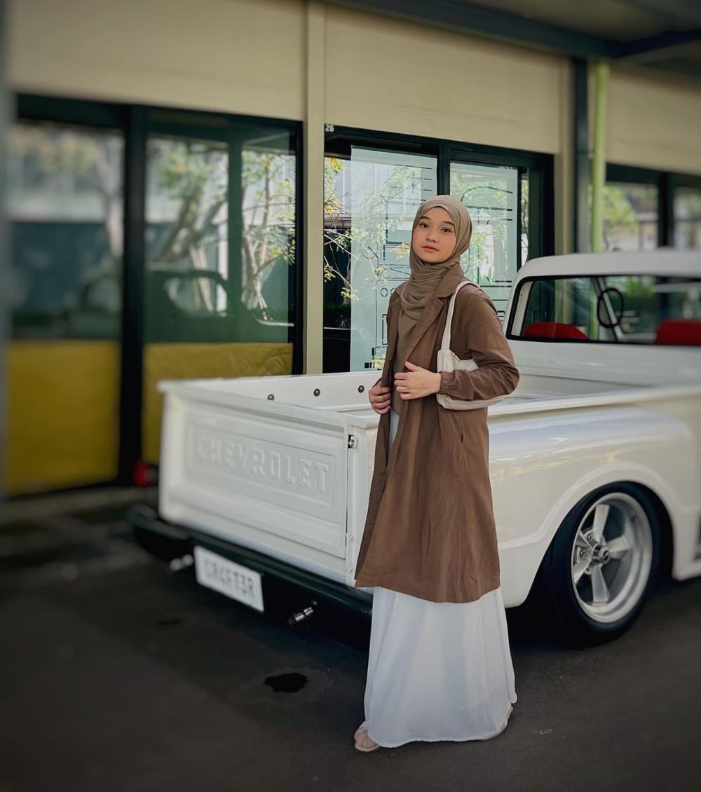 9 Inspirasi OOTD Hijab Remaja ala Influencer Naisa Alifia, Menawan!