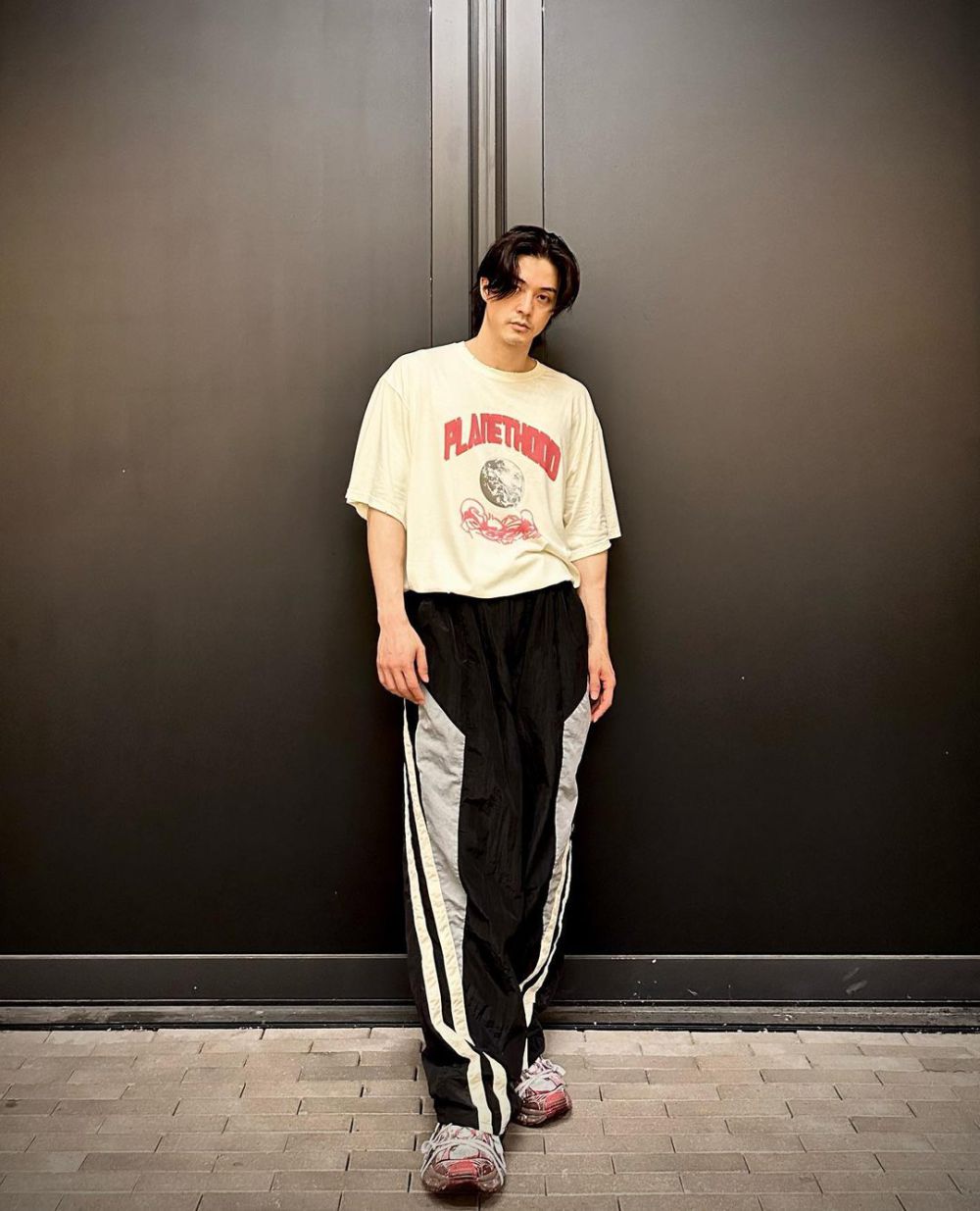 9 Ide Padu Padan T-shirt ala Kim Ji Hoon, Stylish dan Kekinian