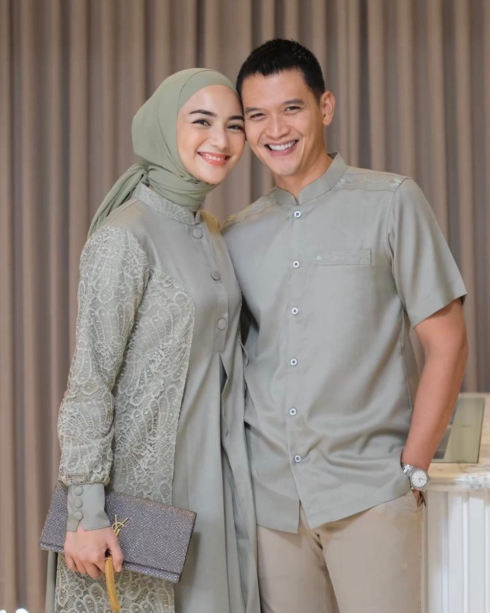 7 Inspirasi Baju Couple Lebaran, Kompak dan Anti Gagal!