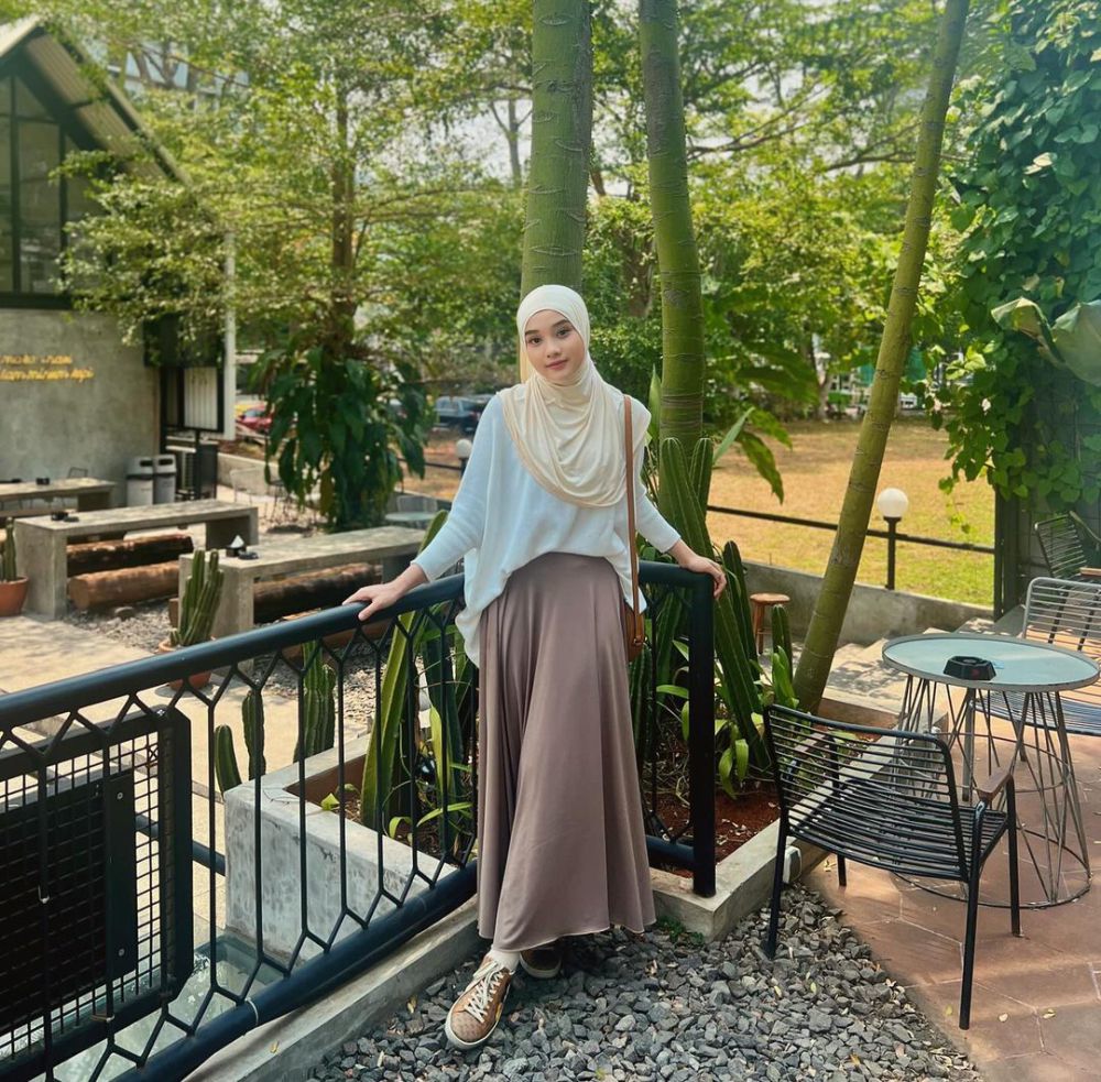 9 Inspirasi OOTD Hijab Remaja ala Influencer Naisa Alifia, Menawan!