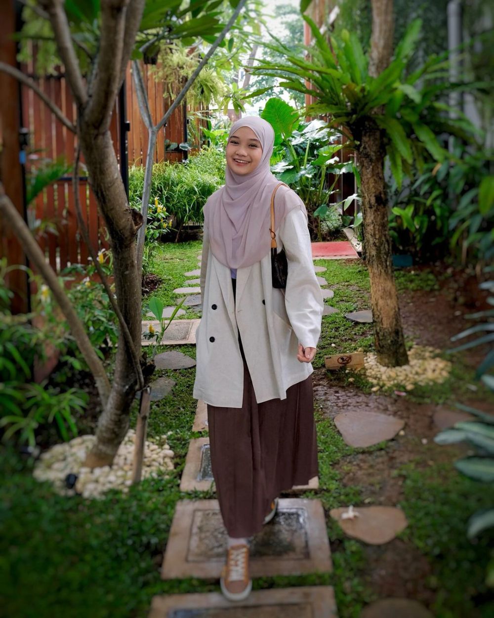 9 Inspirasi OOTD Hijab Remaja ala Influencer Naisa Alifia, Menawan!