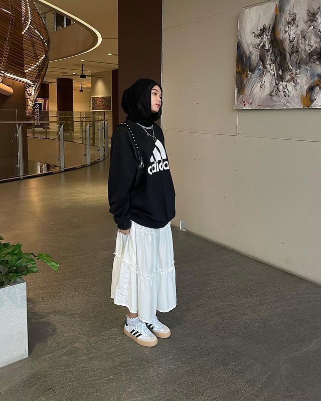 10 Ide Outfit Hijab Monokrom ala Clara Yulia yang Anti Boring!