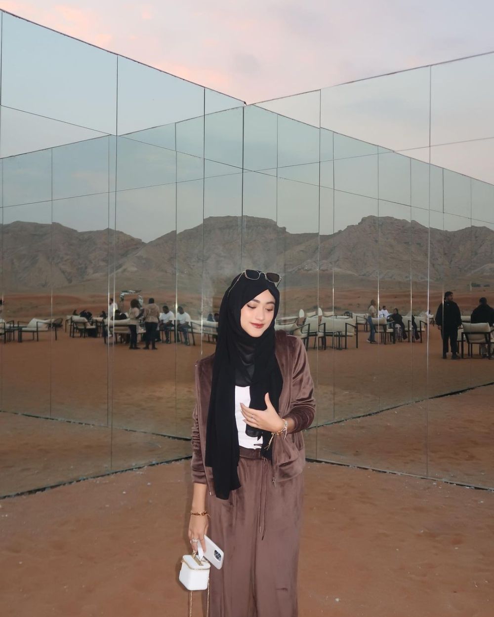 9 Gaya Outfit Kasual dengan Hijab Pashmina Dubai ala Shirin Al Athrus!