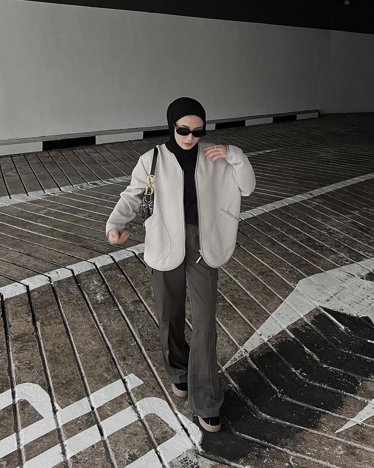 Inspirasi Outfit Hijab Monokrom ala Selebgram, Keren Abis!